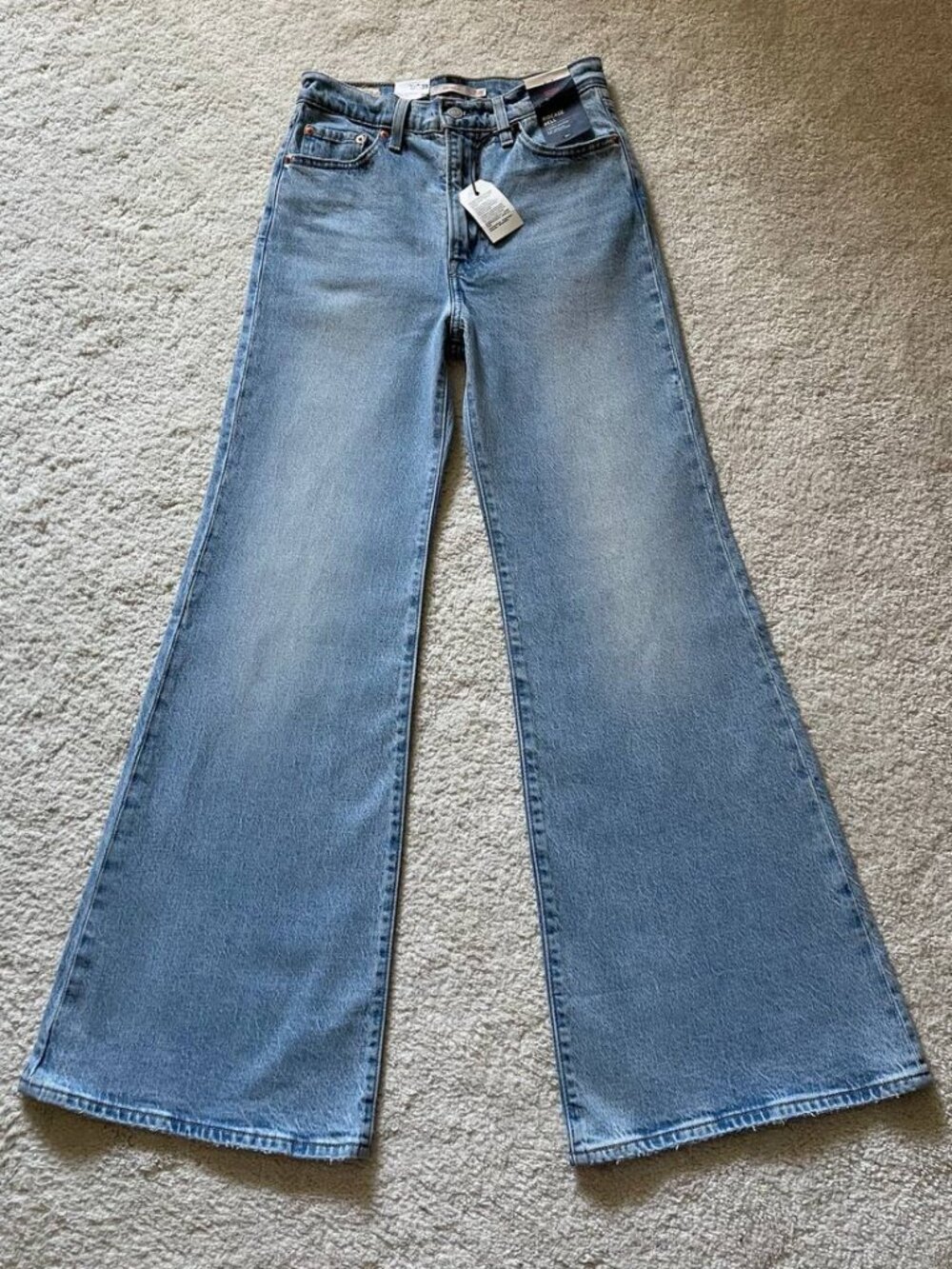 NWT Levi’s Premium Ribcage Bell High Rise Women’s Jeans Size 26/32 - Picture 2 of 13